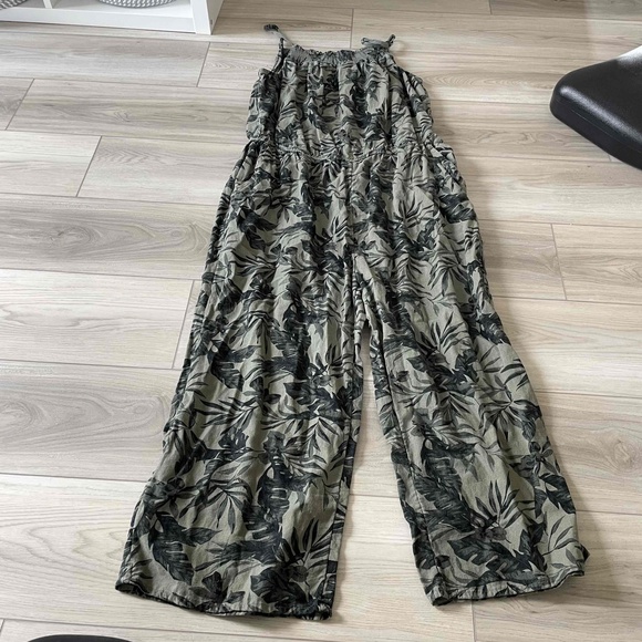 Old Navy Pants - Copy of Old Navy Womens Patterned Sleeveless Floral Jumpsuit Size Large